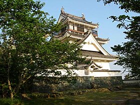 妙見山の撫養城址に立つ旧鳥居記念博物館