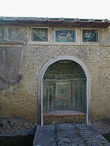 paroi avec abside en cul-de-four et panneaux décoratifs colorés en haut du mur