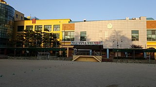 운동장에서 바라본 당정초등학교 전경