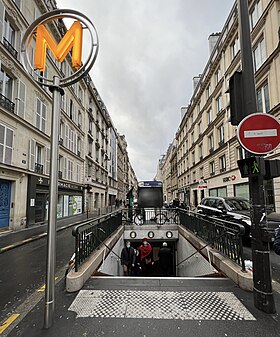 Entrée unique de la station sur le terre-plein de la rue de Liège.