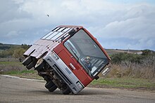 Cascatore in azione alla guida di un autobus