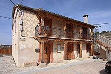 Casa consistorial, sede del Ayuntamiento, cuenta con el esgrafiado típico en sus paredes