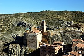 Paisaje urbano de Castielfabib, con la iglesia-fortaleza y el castillo desde «La Torreta» (2019).