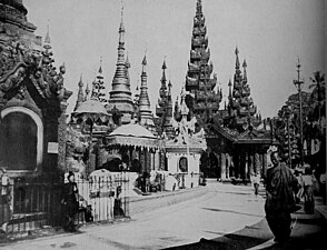 Intérieur de Pagode bouddhique à Mandalay (Birmanie). La superposition des toitures des chapelles imite la superposition de parasols stylisés des stûpas et des chaityas.