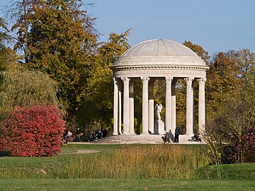 Le Temple de l'Amour dans le jardin anglais du Petit Trianon, Versailles.