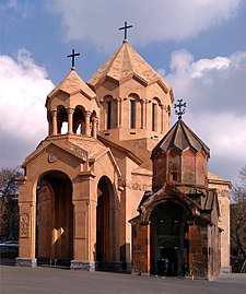 Црква Свете Ане (лево) и Свети Сабор (десно)