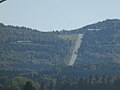 Col de la Montagne des Lignes vu de La Patrie. La route Route 257 (Québec) rejoint la frontière à 720 mètres d'altitude et descend par la U.S. Route 3 vers la municipalité de Pittsburg (New Hampshire).