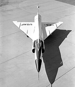 Le Convair YF-102 après réduction des sections de fuselage au niveau des ailes.