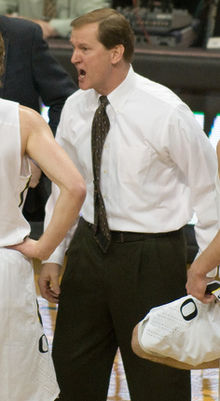 Dana Altman coaching during an Oregon basketball game