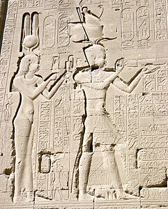 Relief du grand temple d'Hathor de Dendérah, représentant la reine Cléopâtre et son fils Césarion.