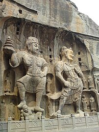 Statues monumentales d'esprits protecteurs sur les rochers des grottes de Longmen, VIIIe siècle.