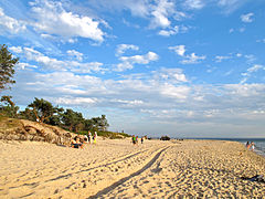 Praia na ponta de Hel do lado do mar Báltico