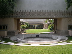 Vista sobre la piscina redonda, con el patio central y la sala de estar más allá (2005)