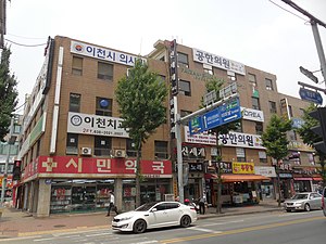 역 터에 들어선 건물 (2017년 6월)