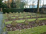 Blick von der Kapelle über den Ehrenfriedhof zum Kriegerehrenmal 1914/18.