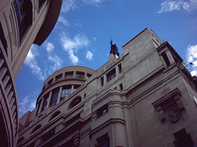 La façade sur la rue du Marquis de Casa Riera.