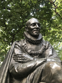 Vor der Place Paul-Painlevé: Montaigne-Statue