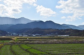 雷山神籠石（雷山城）のある尾根（中央） （左上の山塊に雷山山頂）