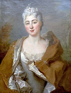 Portrait peint de style rococo d'une femme blonde poudrée et perruquée.