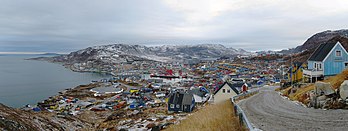 Panorama de Qaqortoq, ville du sud du Groenland. (définition réelle 3 453 × 1 304)