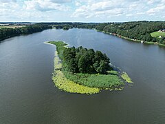 The largest island on the lake, located across from the village of Wilamowo