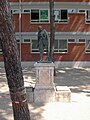 Statua di Enrico Toti presso la scuola omonima