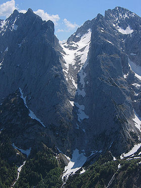 Le Steinerne Rinne (littéralement « conduit en pierre ») avec le Predigtstuhl (à gauche) et le Fleischbank (à droite) vus du nord