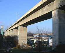 En viga (viaducto ferroviario en Stuttgart Cannstatt), trabaja a tracción en la zona inferior de la estructura y compresión en la superior, es decir, soporta un esfuerzo de flexión. No todos los viaductos son puentes viga; muchos son en ménsula.