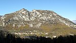 Vue sur le village et le massif du Sédour.