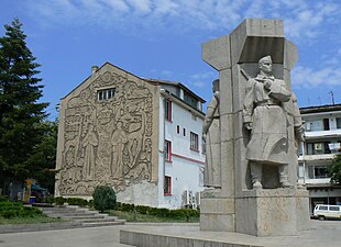 Monument sur la place centrale