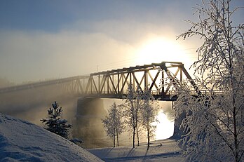 Pont ferroviaire sur la rivière d'Oulu à Vaala en Finlande. (définition réelle 2 310 × 1 536*)