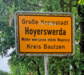 Deutsch-obersorbische Ortstafel von Hoyerswerda mit dem Zusatz „Wulke wokrjesne město“ (Große Kreisstadt)