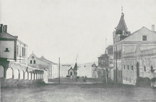 德占时期的河南路兰山路路口，南向视角，右侧为哈利洋行，左侧为胶海关公寓，远处为哈利洋行海水泵站