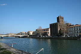 Agde - the river and the Saint-Étienne d'Agde cathedral.