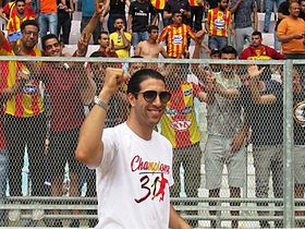 Anis Mahmoudi fêtant le 31e titre de champion de Tunisie avec les supporters de l'Espérance sportive de Tunis, au stade olympique de Radès le 18 mai 2017.