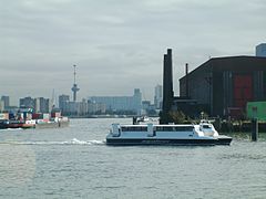 Catamaran « Aqualiner » assurant la traversée au départ de Heijplaat.