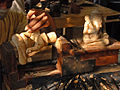 Artisan khmer réalisant des sculptures sur bois de Ganesh, à Siem Reap, Cambodge.