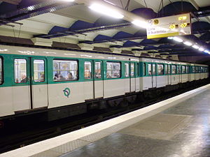 Rame MF 67 E à quai en direction de Boulogne, en 2010.