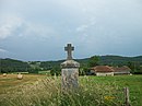 Monument avec une croix en pierre.