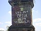 Graffiti am Wychbury Obelisk in Worcestershire, England