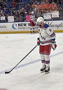 Harpur dans la tenue des Rangers de New York sur la patinoire.