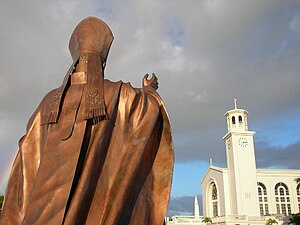 Cathédrale du Doux-Nom-de-Marie et une statue du pape Jean Paul II prise à Hagåtña (Guam).