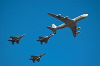 בואינג 707 ("שקנאי") לתדלוק אווירי בשירות טייסת 120, מתדלק מטוס F-15 ("בז") שמלווה בשני מטוסי F-15 נוספים