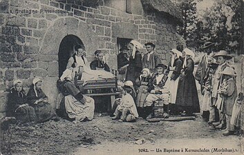 scène de baptême à Kernascléden vers 1900 (carte postale A.Waron).