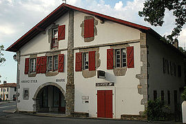 The town hall and post office of Larressore