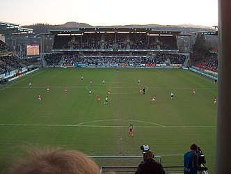 En el Rosenborg BK vs Molde FK el estadio Lerkendal Stadion estuvo lleno de gente lleno de conmcion temblando de conmocion y locura ya que el Rosenborg goleo 5 a 0 al Molde en un partido historico, hubo un doblete de Brattbakk, un doblete de Jhonssen y un gol de Storflor le daron la victoria