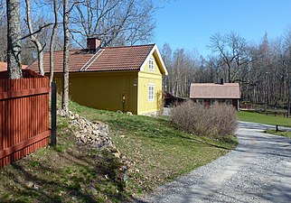 Gårdens båda mindre bostadshus