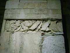 Friso de armas y escudos reutilizados en la basílica de Saint-Just de Valcabrère.