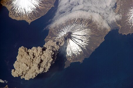 Mount Cleveland (Alaska) erupts, by Jeffrey Williams (NASA)