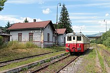 ニジュナースラナー鉄道駅に停車中の観光チャーター列車（2015年）